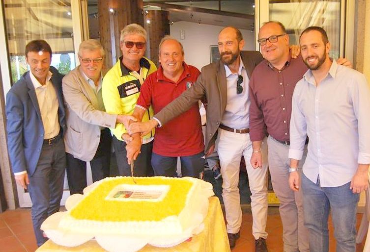 da sx pinto lucarini ceccarelli gasbarri rotellini mariani e achilli tagliano simbolicamente la torta